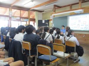 ネット利用の安全についてお話を聞く5､6年生