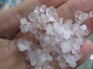 霰のような、氷の粒