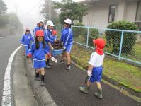 収穫したイモを持ち帰る1・6年生