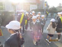 グータッチする新児童会役員