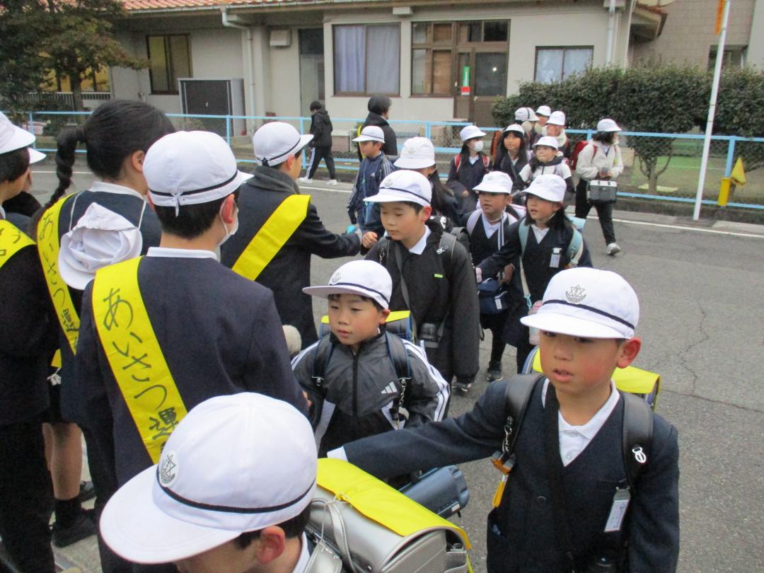 グータッチで朝のあいさつ