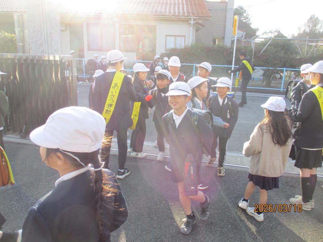 グータッチする新児童会役員